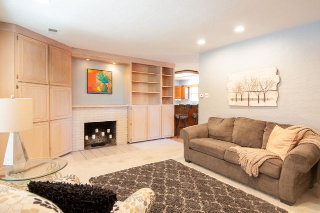 2913 Palomas Drive NE, Albuquerque, NM 87110