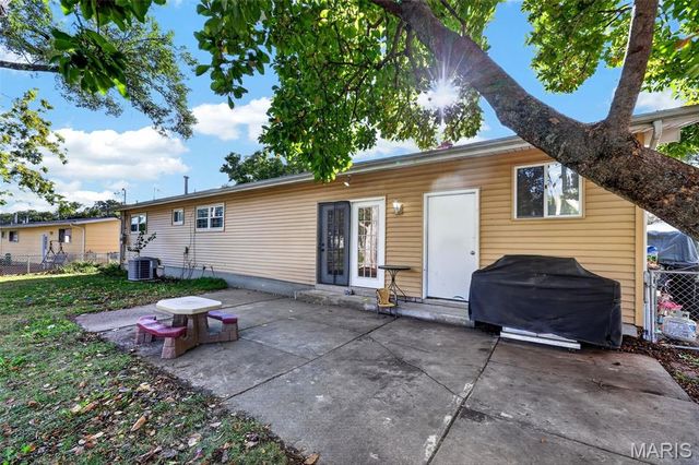 2145 Crane Drive, Florissant, MO 63031