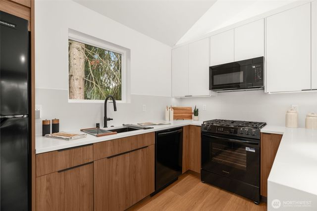 9211 12th Avenue NE, Seattle, WA 98115