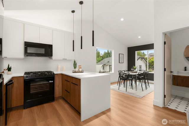 9211 12th Avenue NE, Seattle, WA 98115
