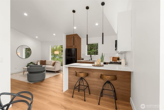 9211 12th Avenue NE, Seattle, WA 98115