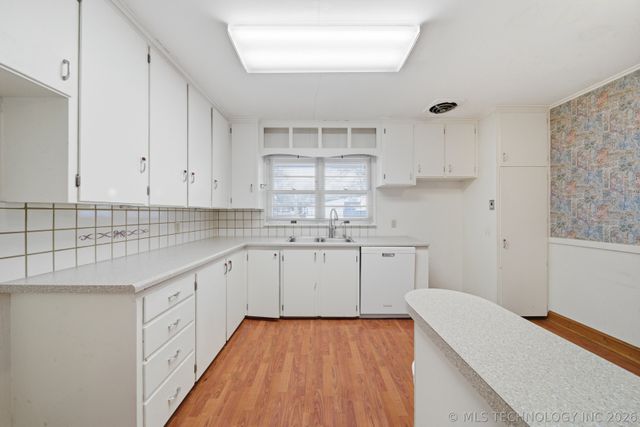 4905 S Columbia Avenue, Tulsa, OK 74105