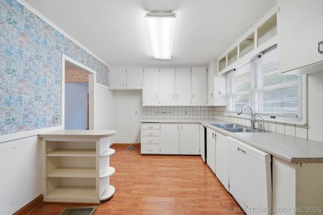 4905 S Columbia Avenue, Tulsa, OK 74105