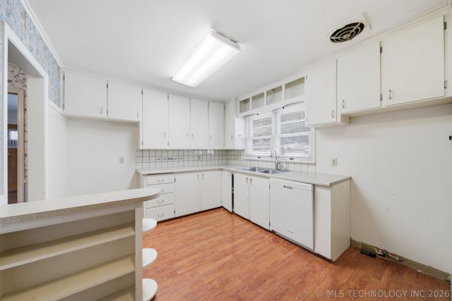 4905 S Columbia Avenue, Tulsa, OK 74105