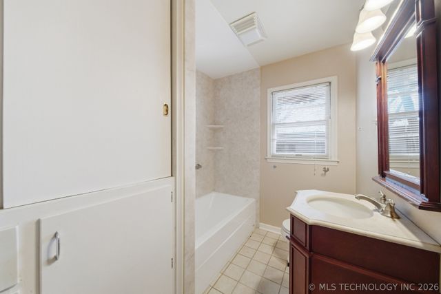 4905 S Columbia Avenue, Tulsa, OK 74105