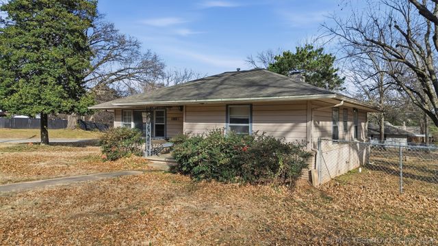 4905 S Columbia Avenue, Tulsa, OK 74105
