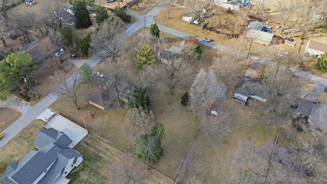 4905 S Columbia Avenue, Tulsa, OK 74105