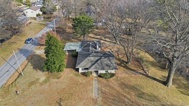 4905 S Columbia Avenue, Tulsa, OK 74105