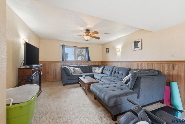 3916 S Sertoma Ave Avenue, Sioux Falls, SD 57106