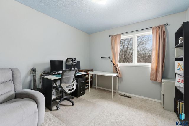 3916 S Sertoma Ave Avenue, Sioux Falls, SD 57106