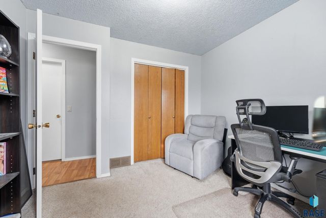 3916 S Sertoma Ave Avenue, Sioux Falls, SD 57106