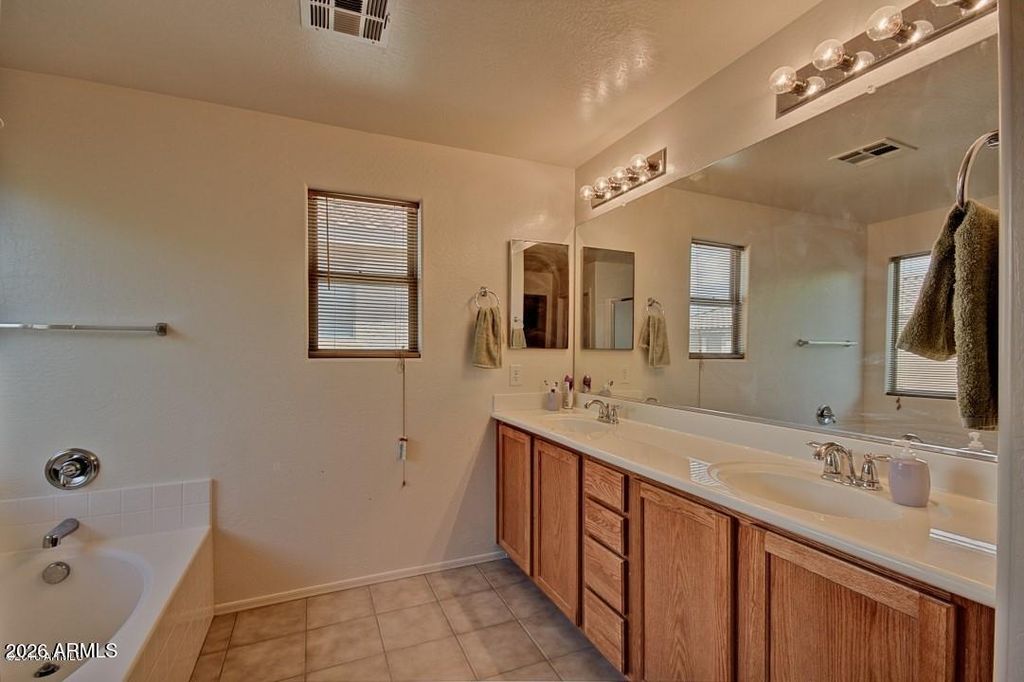 Image 8 of property listing at 3296 E OAKLAND Street, Gilbert, AZ 85295