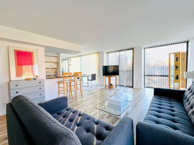 345 W Fullerton Parkway 501, Chicago, IL 60614
