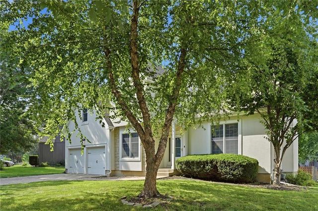 5216 W 158th Place, Overland Park, KS 66224