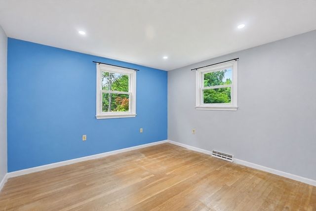 304 Primrose Hill Rd, Dracut, MA 01850