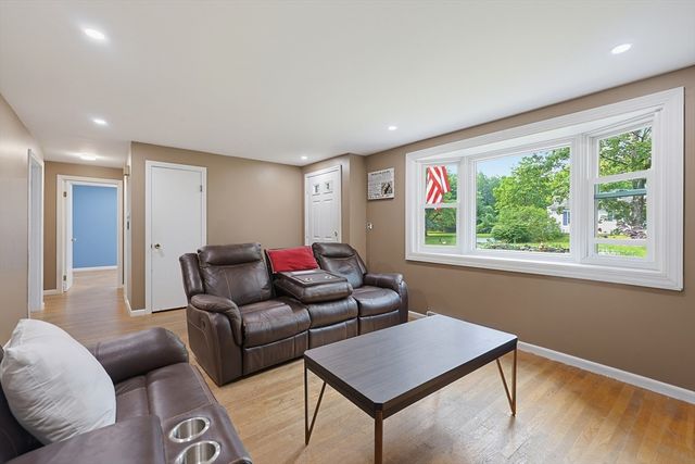 304 Primrose Hill Rd, Dracut, MA 01850