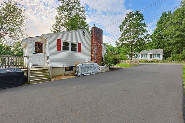 304 Primrose Hill Rd, Dracut, MA 01850