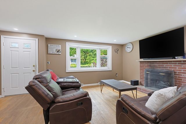 304 Primrose Hill Rd, Dracut, MA 01850