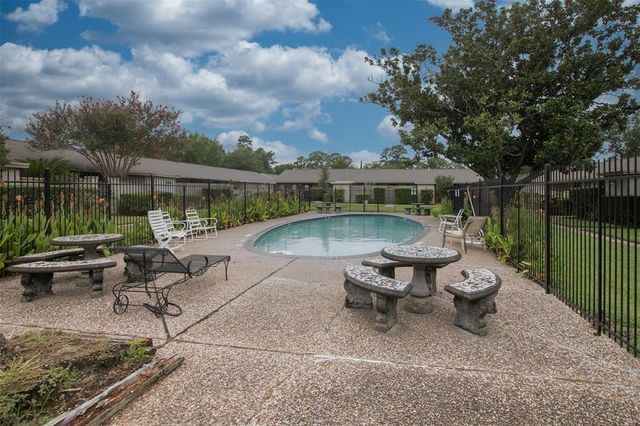 1529 Wirt Road 6, Houston, TX 77055