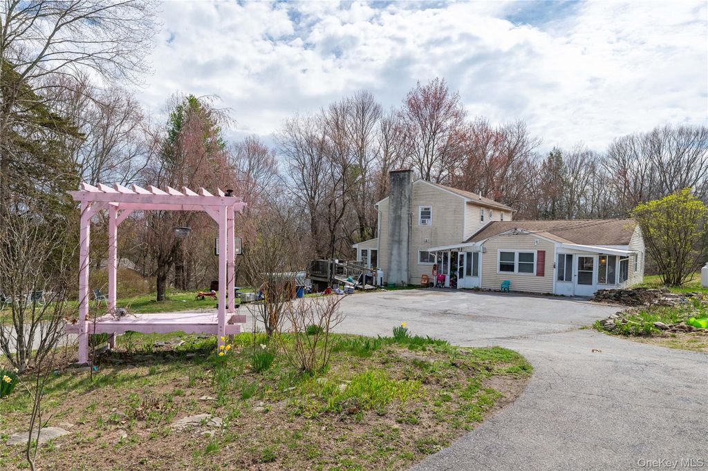 18 Powerline Lane, Staatsburg, NY 12580