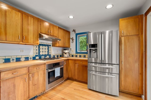 63 Massasoit St, Northampton, MA 01060