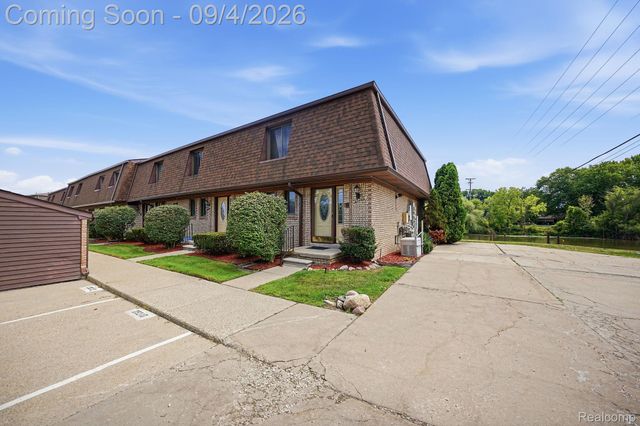 25200 Quarter Deck Street, Harrison Charter Township, MI 48045