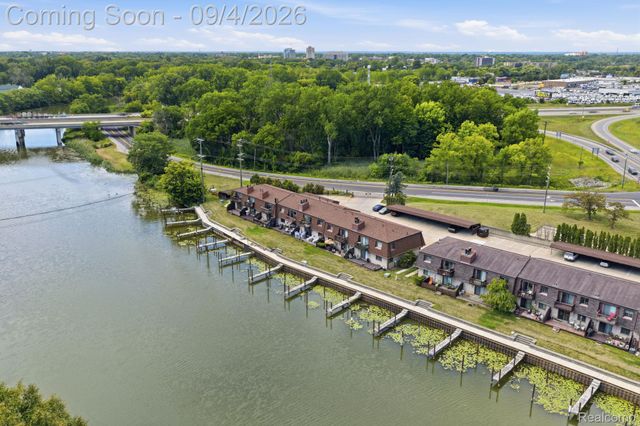 25200 Quarter Deck Street, Harrison Charter Township, MI 48045