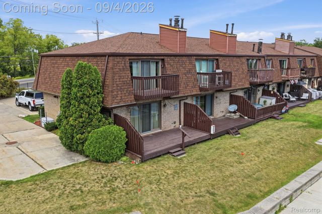 25200 Quarter Deck Street, Harrison Charter Township, MI 48045