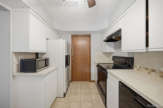25200 Quarter Deck Street, Harrison Charter Township, MI 48045