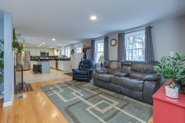 1057 Bound Tree Road, Hopkinton, NH 03229