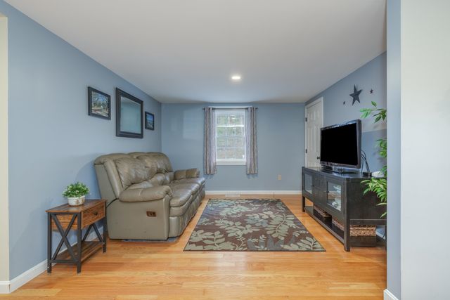 1057 Bound Tree Road, Hopkinton, NH 03229