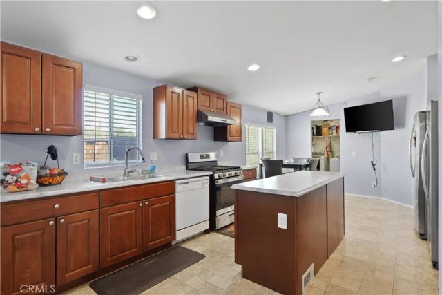 1212 W Pottery, Lake Elsinore, CA 92530