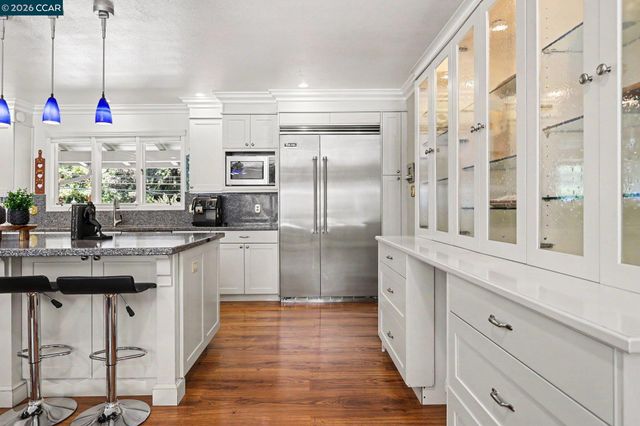 25 Amberwood Ln, Walnut Creek, CA 94598