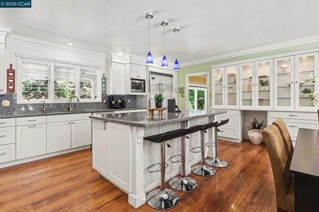 25 Amberwood Ln, Walnut Creek, CA 94598