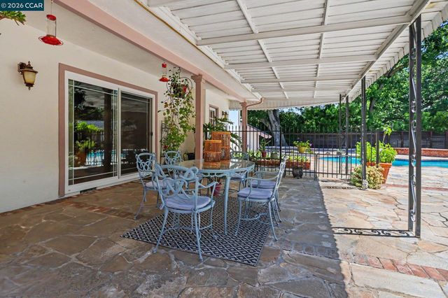 25 Amberwood Ln, Walnut Creek, CA 94598