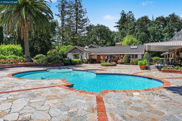 25 Amberwood Ln, Walnut Creek, CA 94598