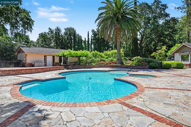 25 Amberwood Ln, Walnut Creek, CA 94598