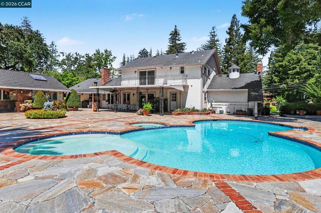 25 Amberwood Ln, Walnut Creek, CA 94598