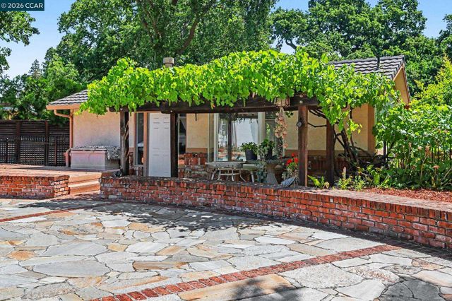 25 Amberwood Ln, Walnut Creek, CA 94598