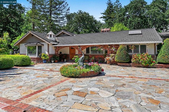 25 Amberwood Ln, Walnut Creek, CA 94598
