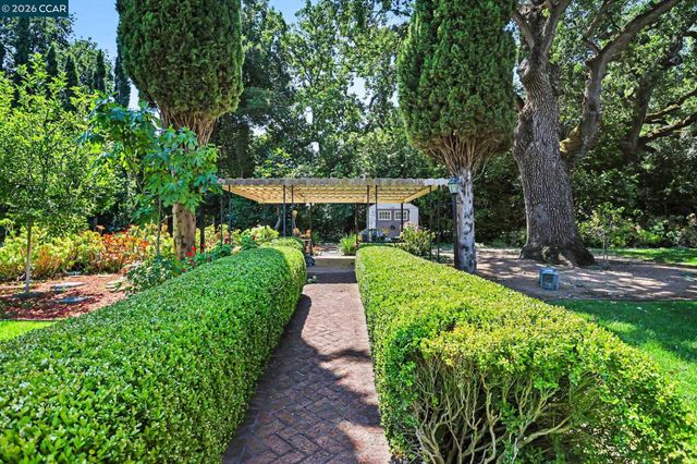 25 Amberwood Ln, Walnut Creek, CA 94598