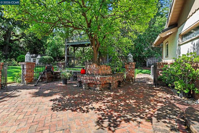 25 Amberwood Ln, Walnut Creek, CA 94598