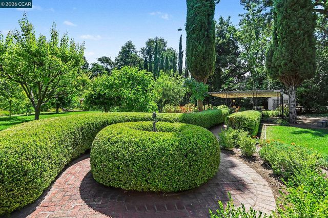 25 Amberwood Ln, Walnut Creek, CA 94598