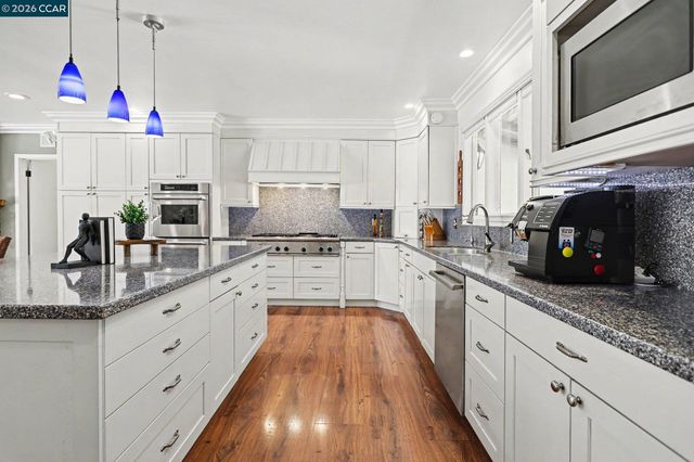 25 Amberwood Ln, Walnut Creek, CA 94598