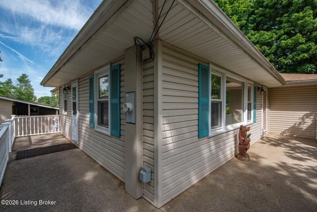 427 S Deepwood Dr, Radcliff, KY 40160