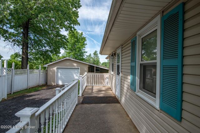 427 S Deepwood Dr, Radcliff, KY 40160