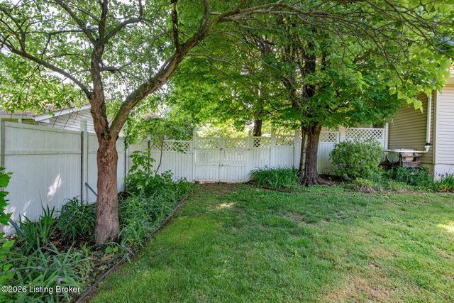 427 S Deepwood Dr, Radcliff, KY 40160