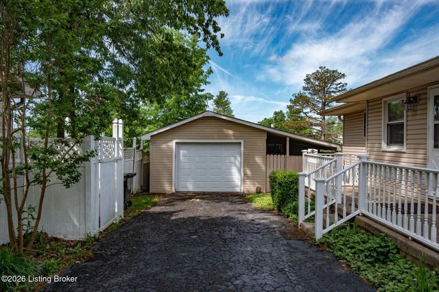 427 S Deepwood Dr, Radcliff, KY 40160