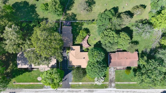 427 S Deepwood Dr, Radcliff, KY 40160