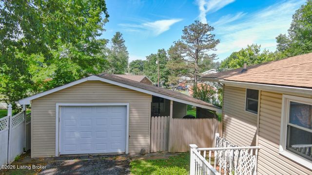 427 S Deepwood Dr, Radcliff, KY 40160